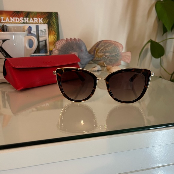 Guess Sunglasses Cateye - Picture 1 of 2